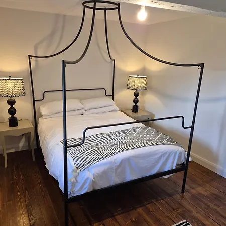 Darcy Magee No1 Apartment *
