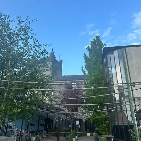 Darcy Magee No1 Apartament